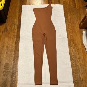 SKIMS ALL-IN-ONE ONE SHOULDER ONESIE